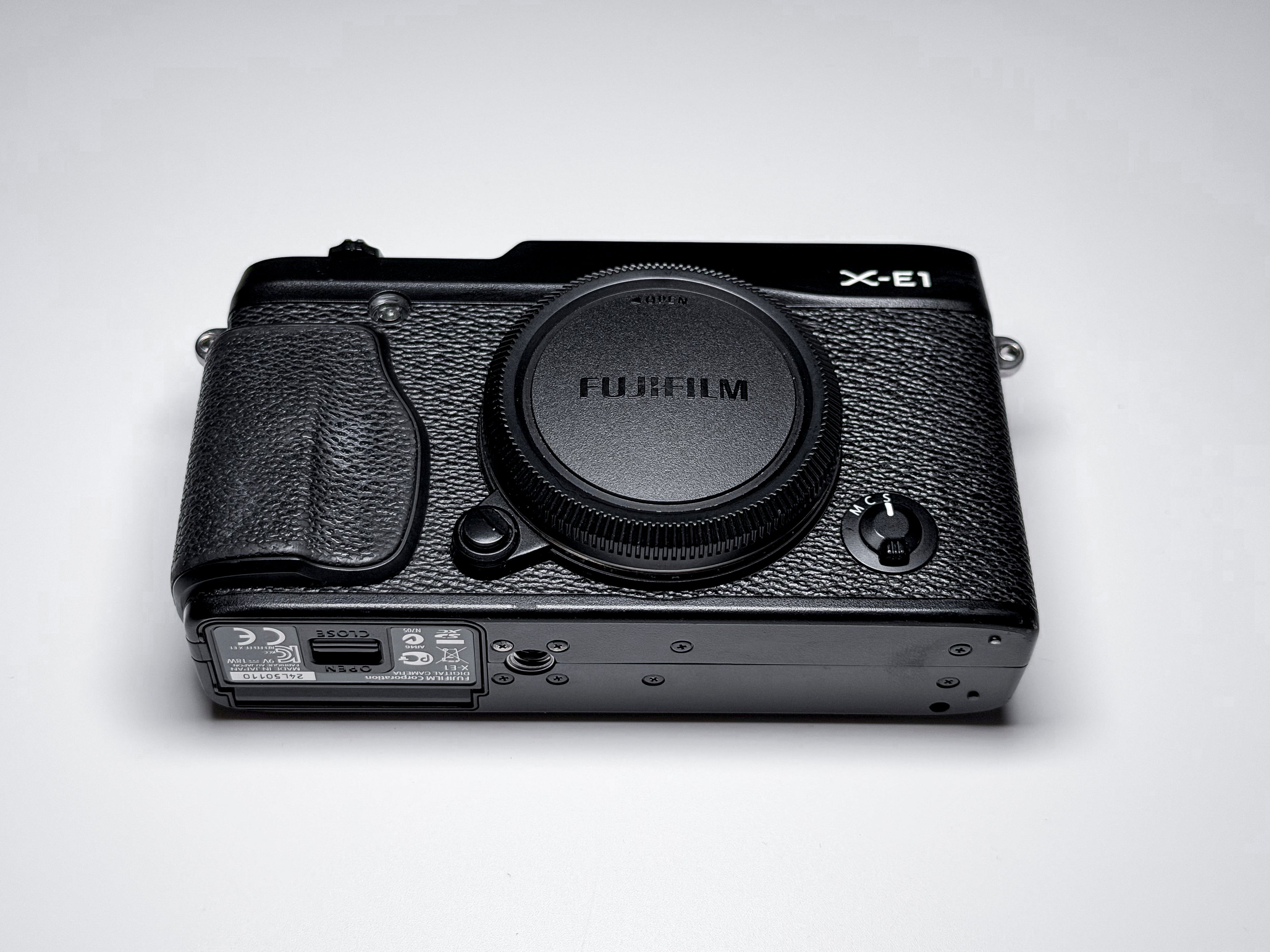 Fujifilm X-E1 Mirrorless Body X-Trans EVF XE1 - 1 Year Warranty, Excellent Fuji