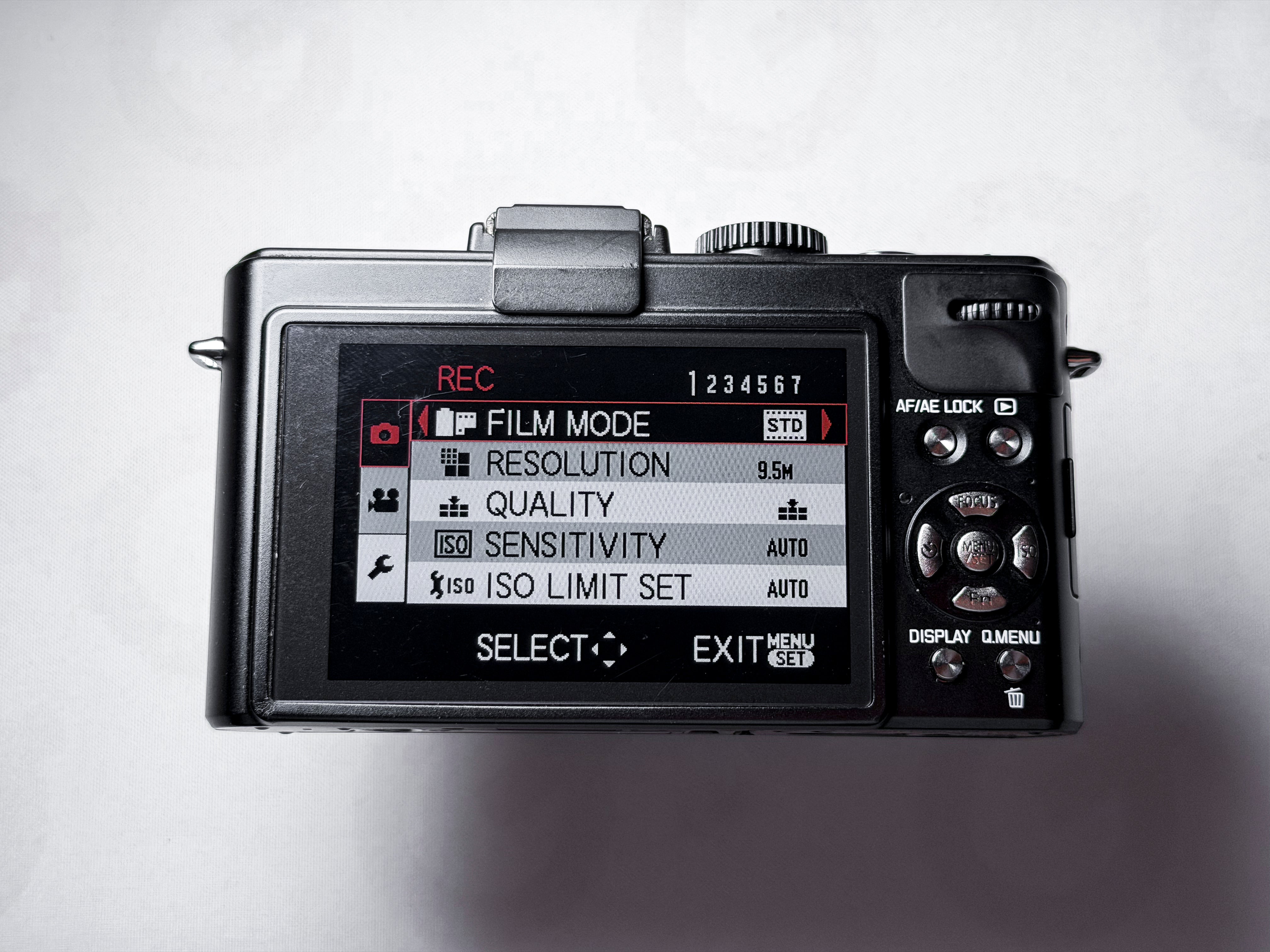 Leica D-Lux 5 CCD Camera Summicron 24-90mm - 1 Year Warranty, Excellent
