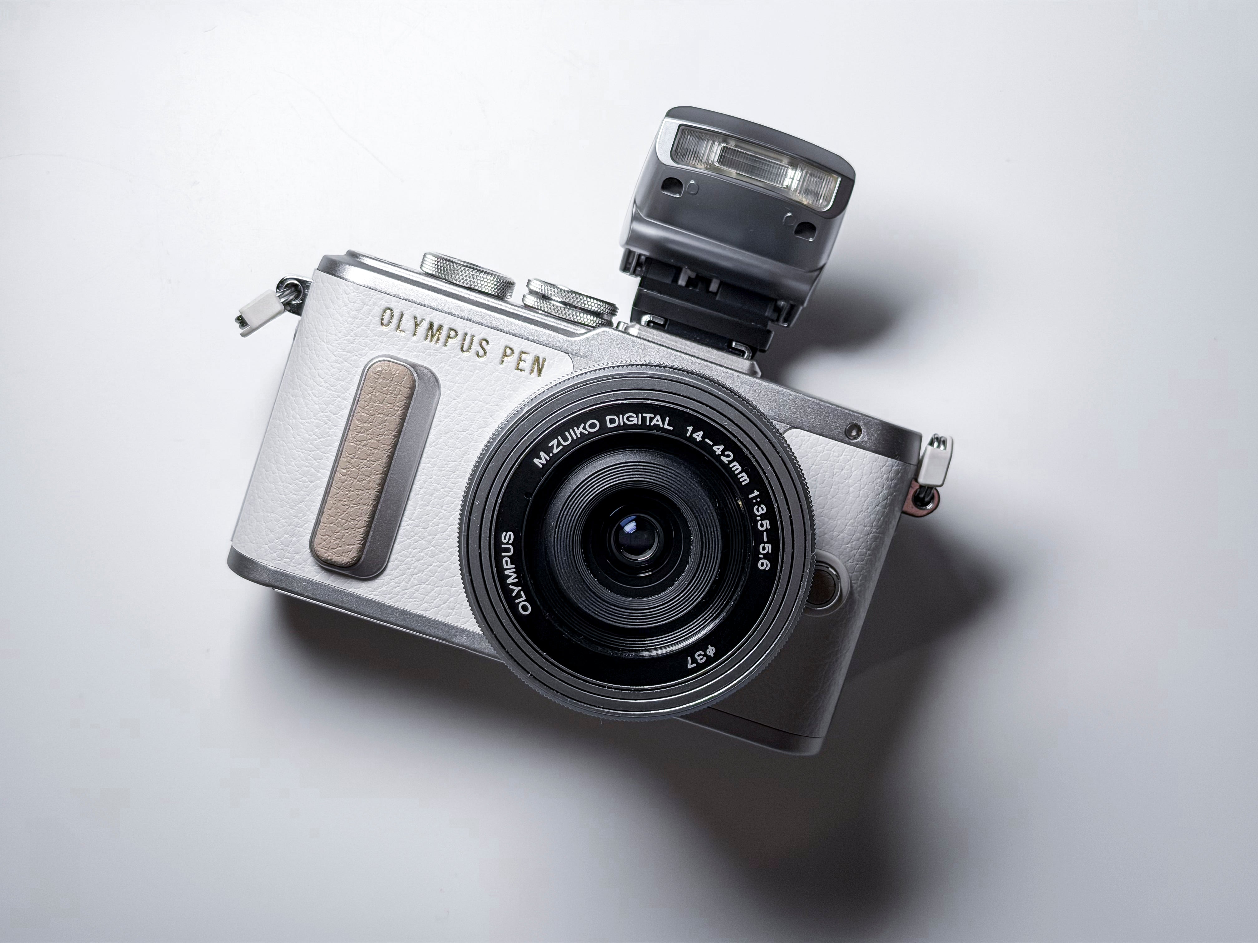 Olympus Pen E-PL8 Mirrorless M43 + 14-42 Zuiko - 1 Year Warranty, Excellent EPL8