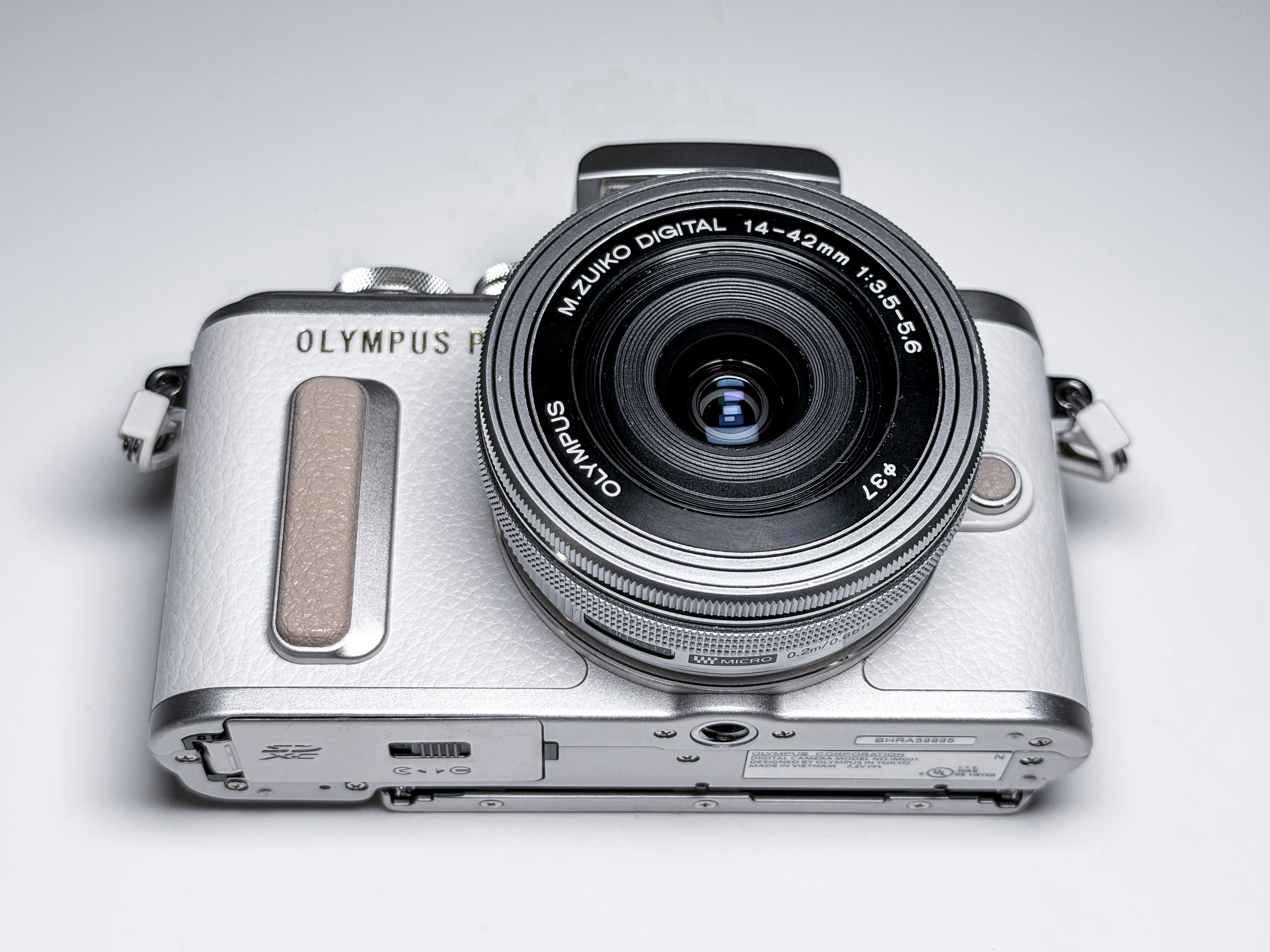 Olympus Pen E-PL8 Mirrorless M43 + 14-42 Zuiko - 1 Year Warranty, Excellent EPL8
