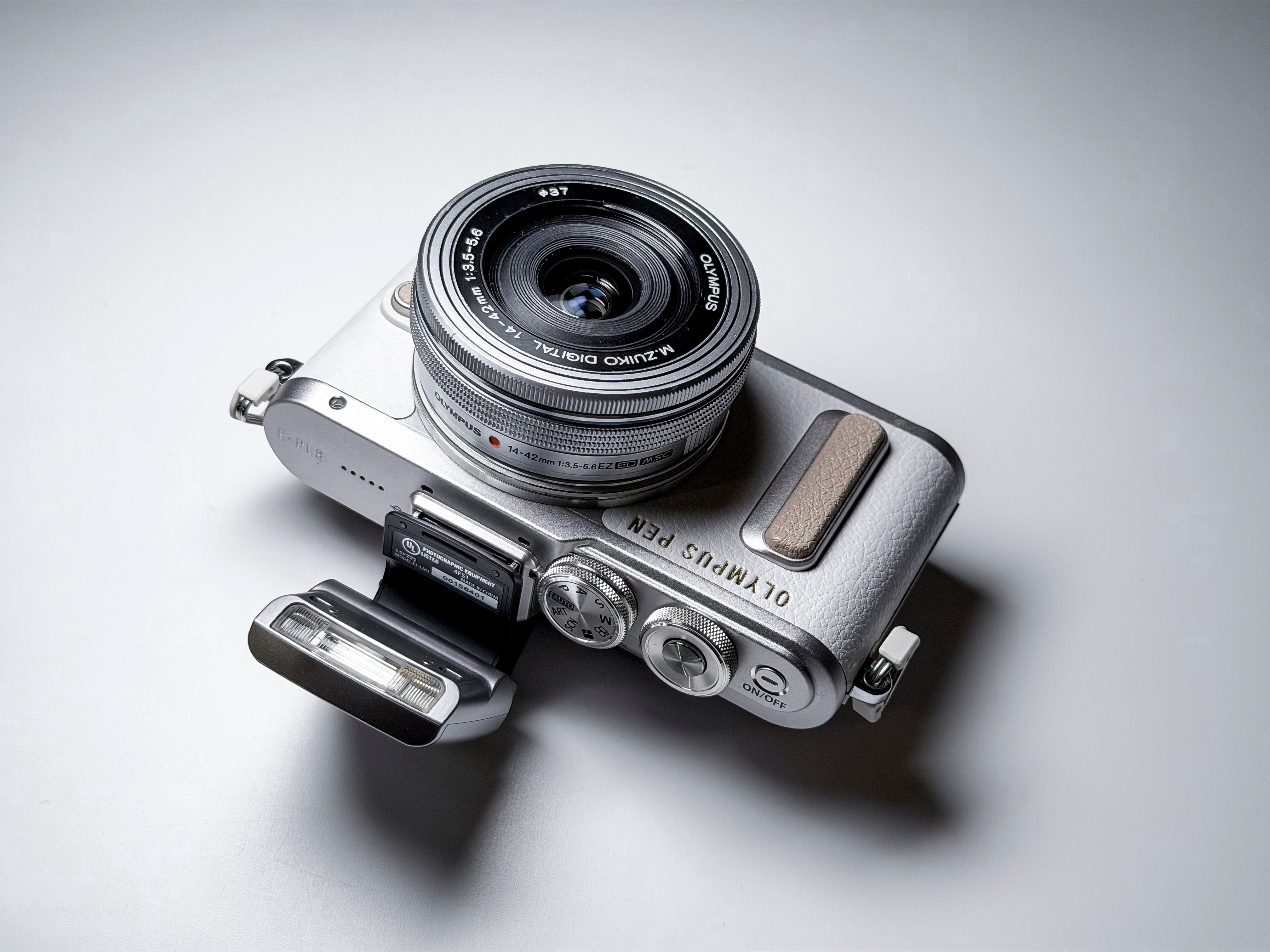 Olympus Pen E-PL8 Mirrorless M43 + 14-42 Zuiko - 1 Year Warranty, Excellent EPL8