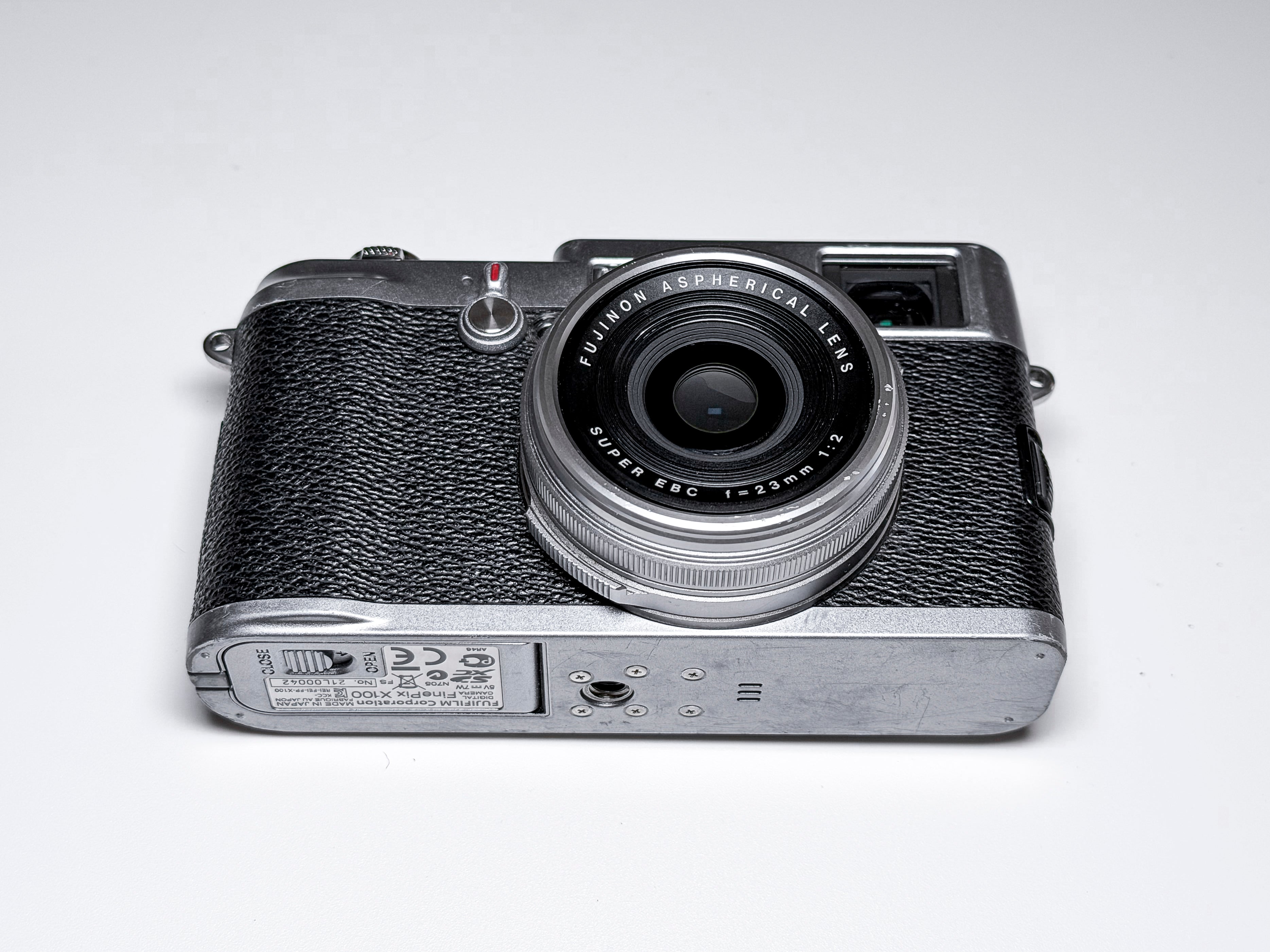 Fujifilm X100 APS-C Fuji 23mm f/2.0 - 1 Year Warranty, Perfectly Working