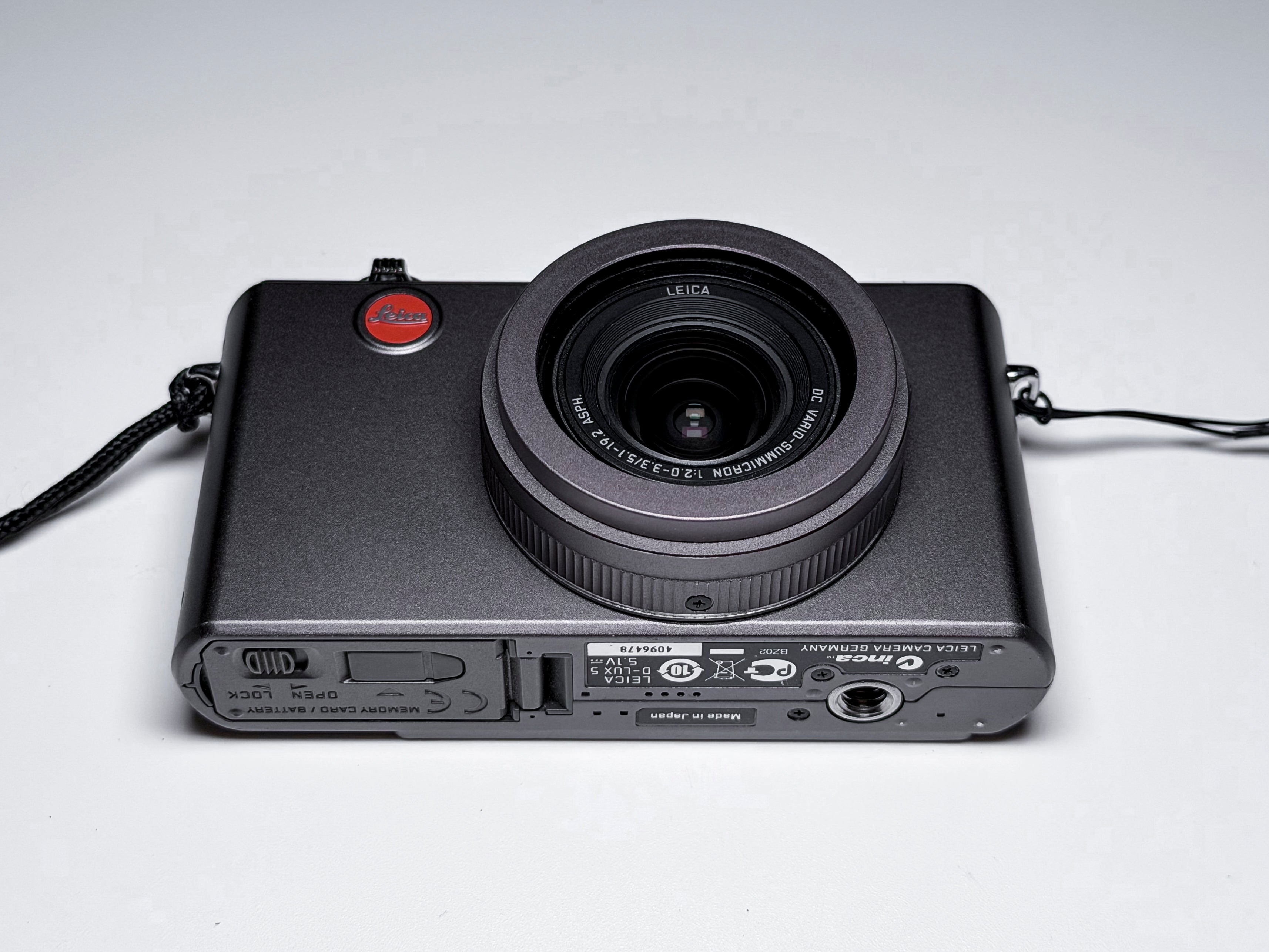 Leica D-Lux 5 Titanium Titan Special Set - Near Mint, 1 Year Warranty