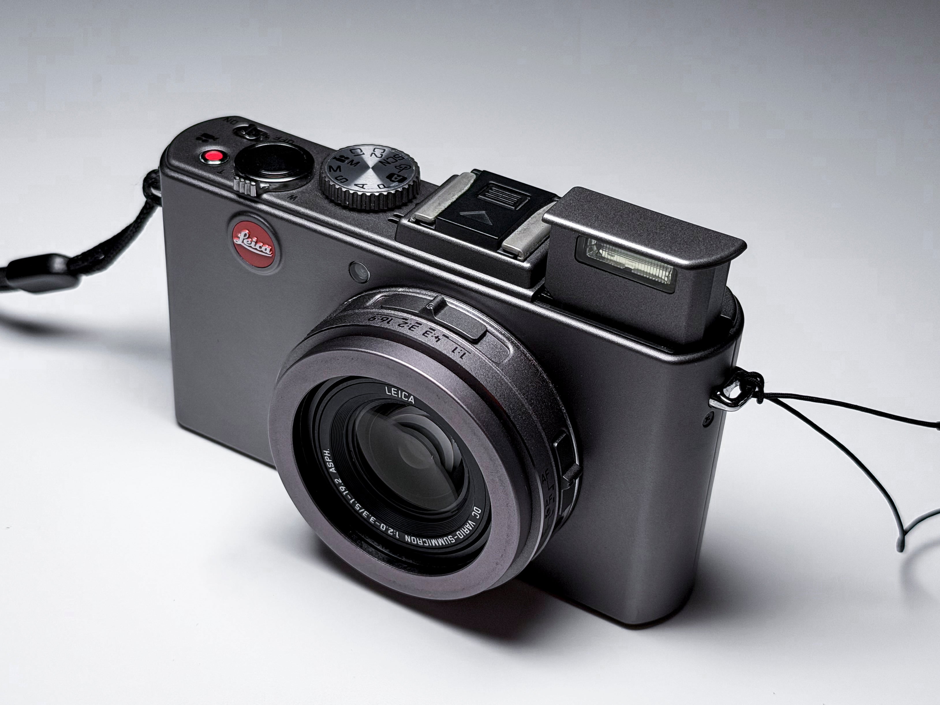 Leica D-Lux 5 Titanium Titan Special Set - Near Mint, 1 Year Warranty