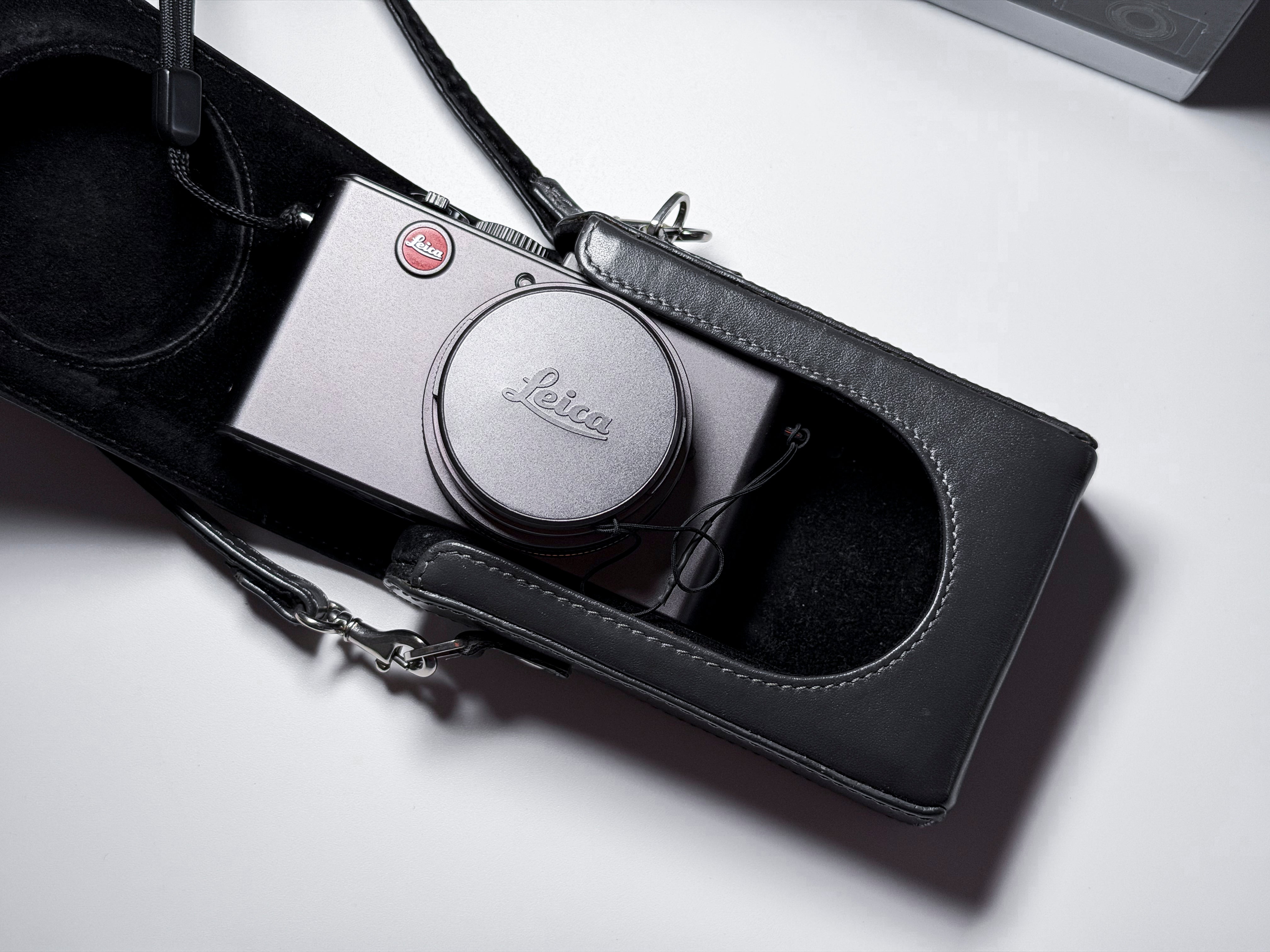 Leica D-Lux 5 Titanium Titan Special Set - Near Mint, 1 Year Warranty