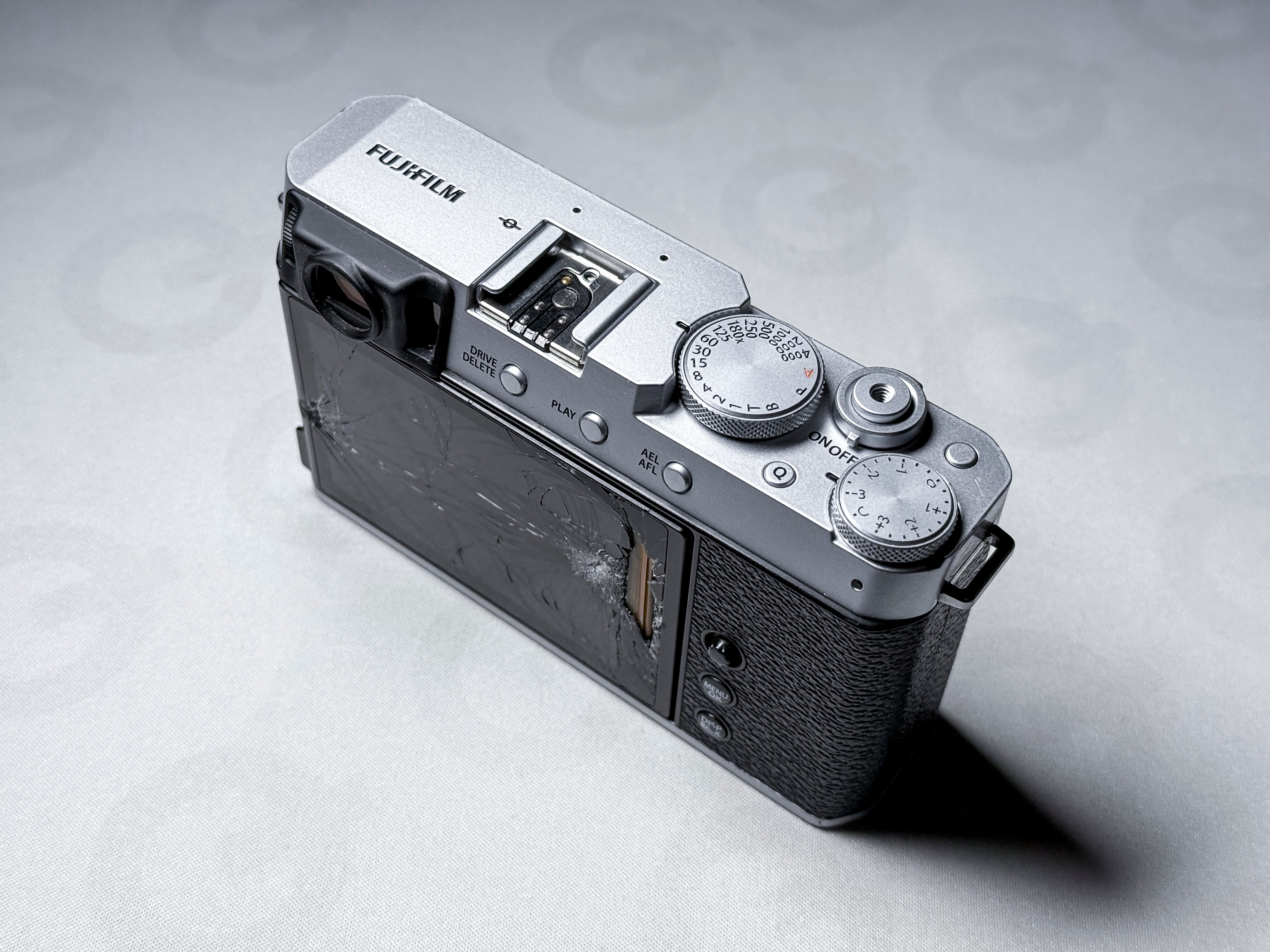Fujifilm X-E4 Mirrorless 26.1 Mpx X-Trans - Working, Broken Display Glass, Fuji