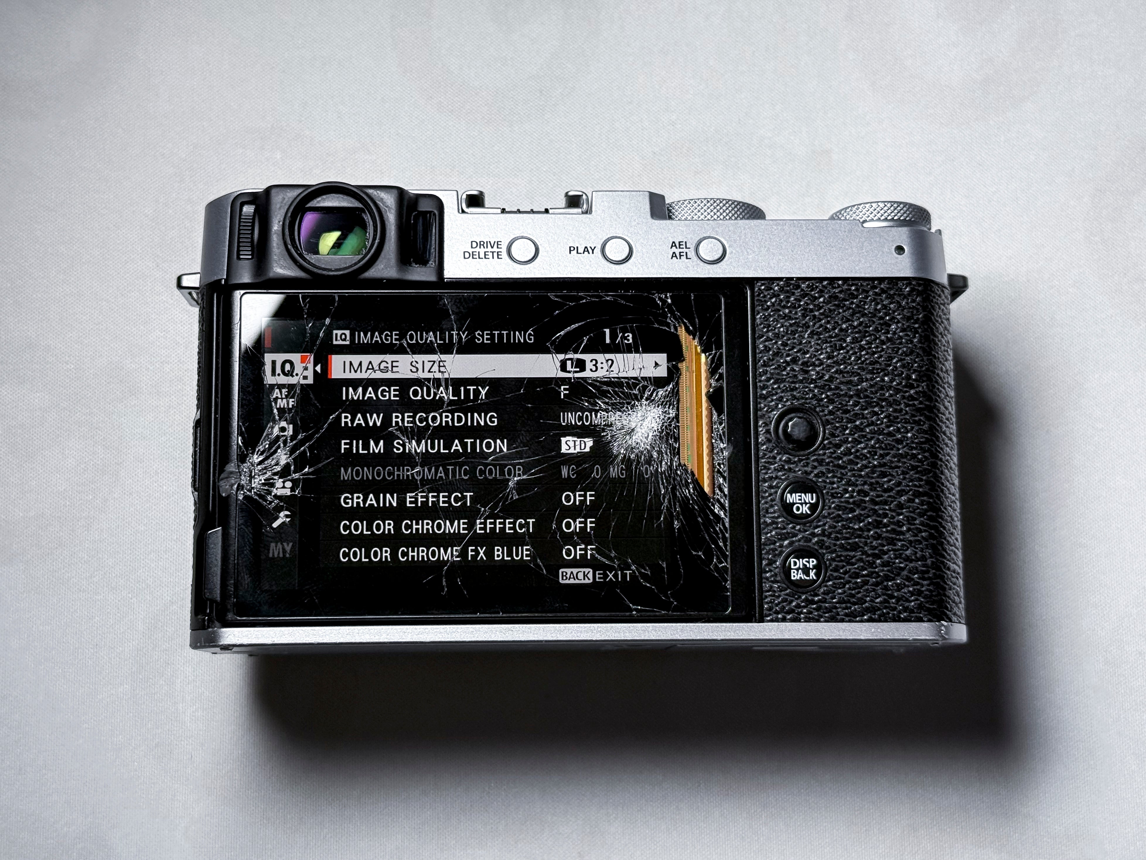 Fujifilm X-E4 Mirrorless 26.1 Mpx X-Trans - Working, Broken Display Glass, Fuji