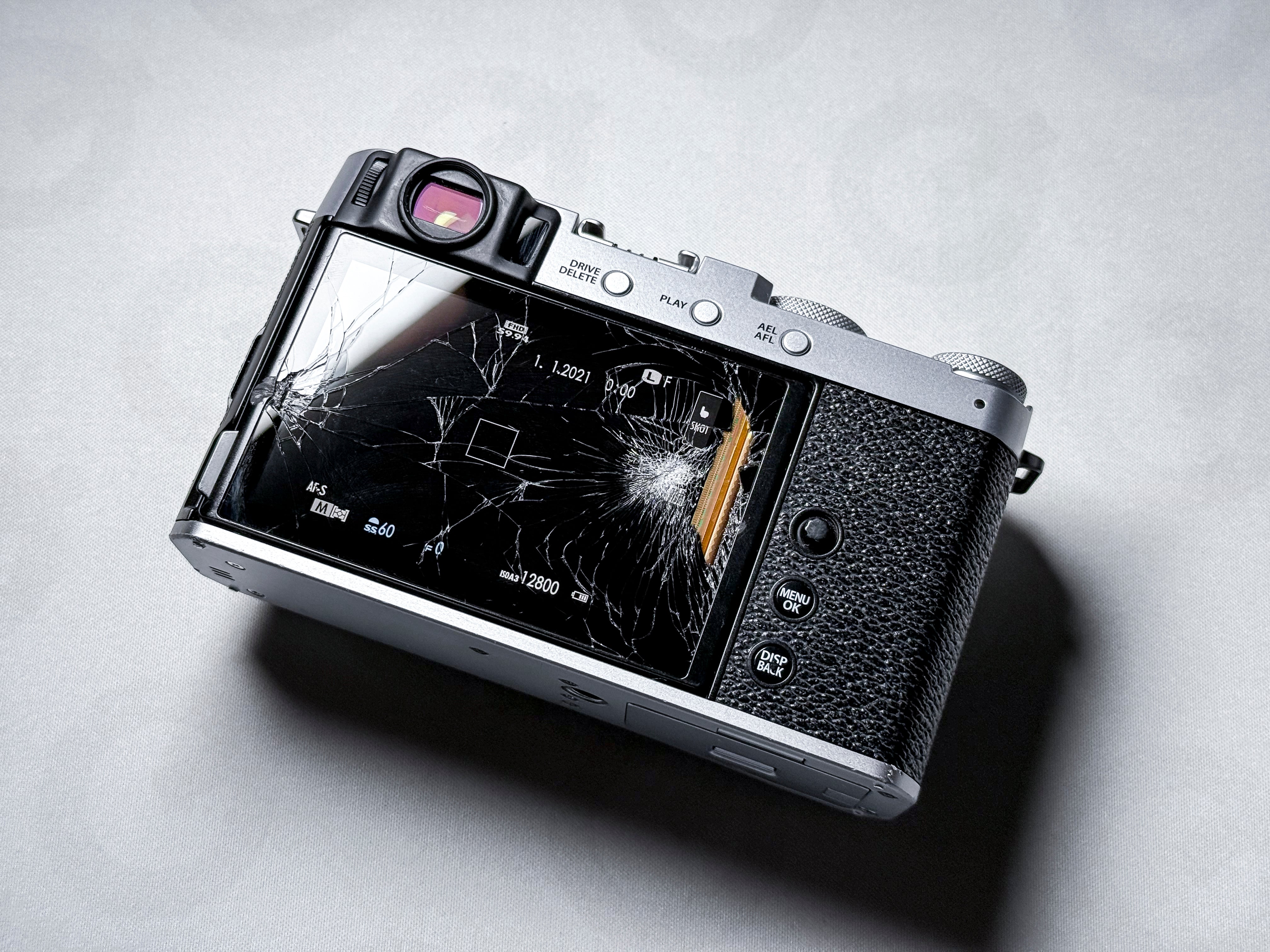 Fujifilm X-E4 Mirrorless 26.1 Mpx X-Trans - Working, Broken Display Glass, Fuji