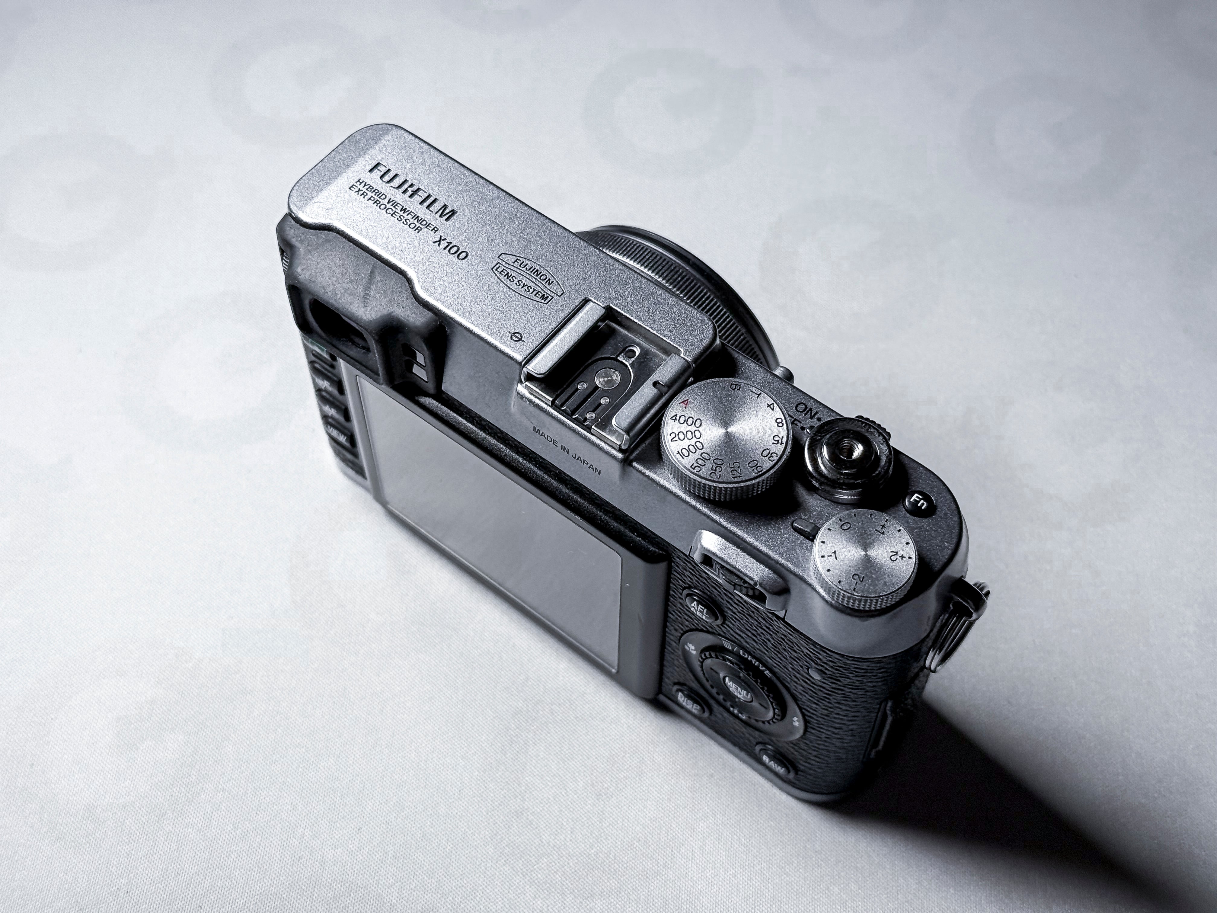 Fujifilm X100 APS-C 23mm f/2.0 Compact Camera - 1 Year Warranty Excellent Fuji