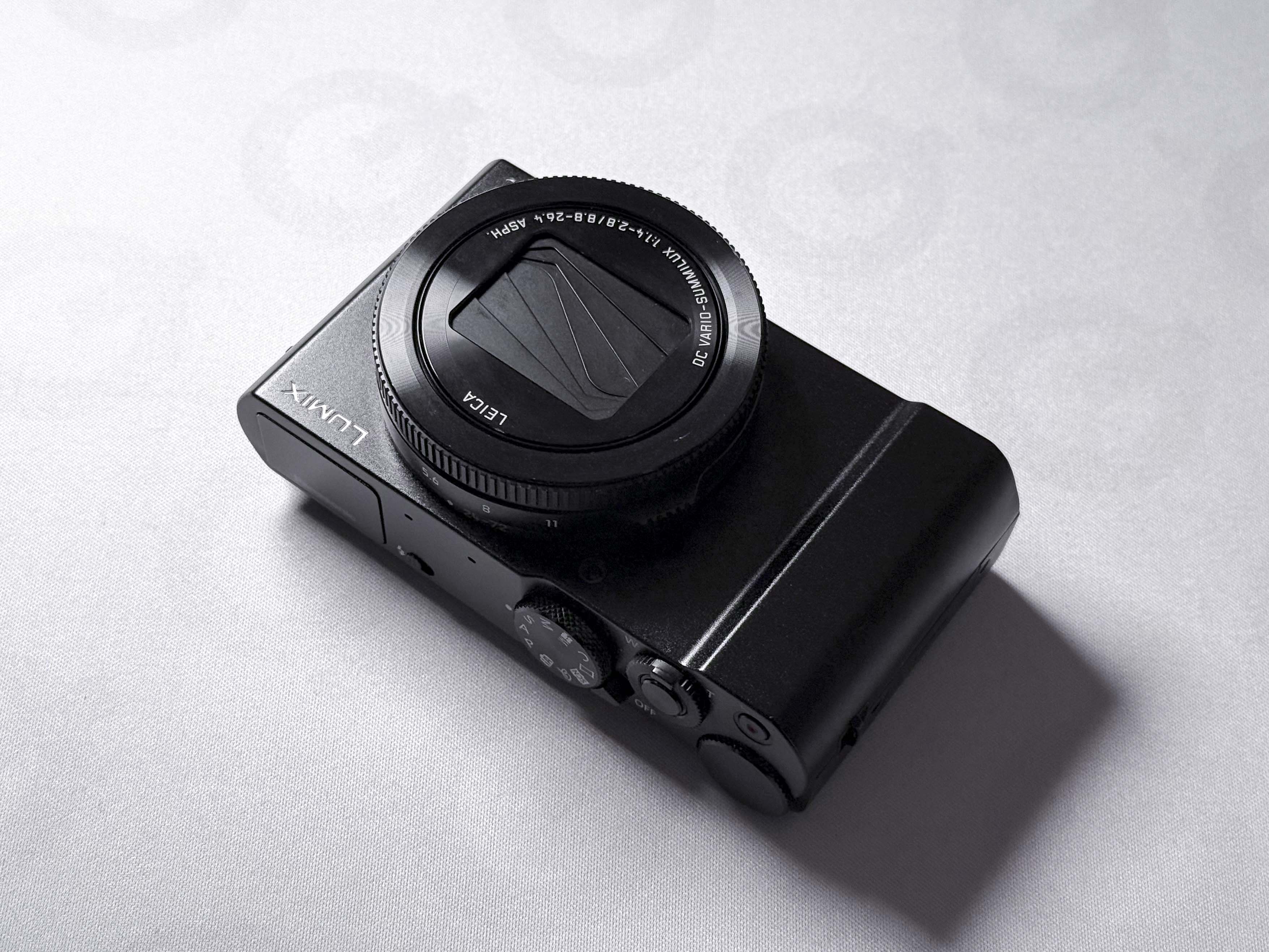 Panasonic Lumix LX15 - LX10 with Leica Summilux - Warranty, spots on the sensor