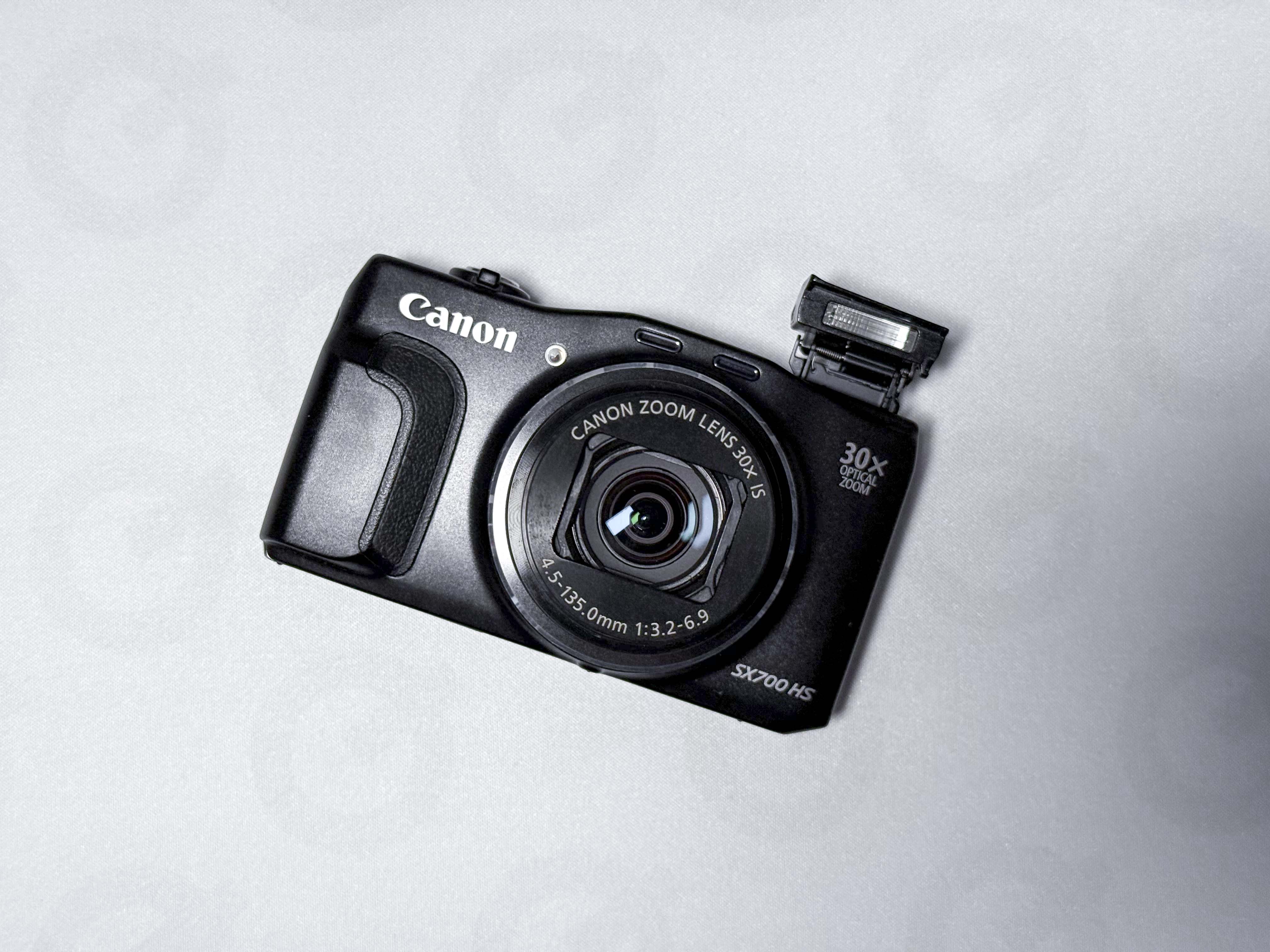 Fotocamera compatta Canon SX700 HS con zoom 30x - Garanzia di 1 anno, eccellente
