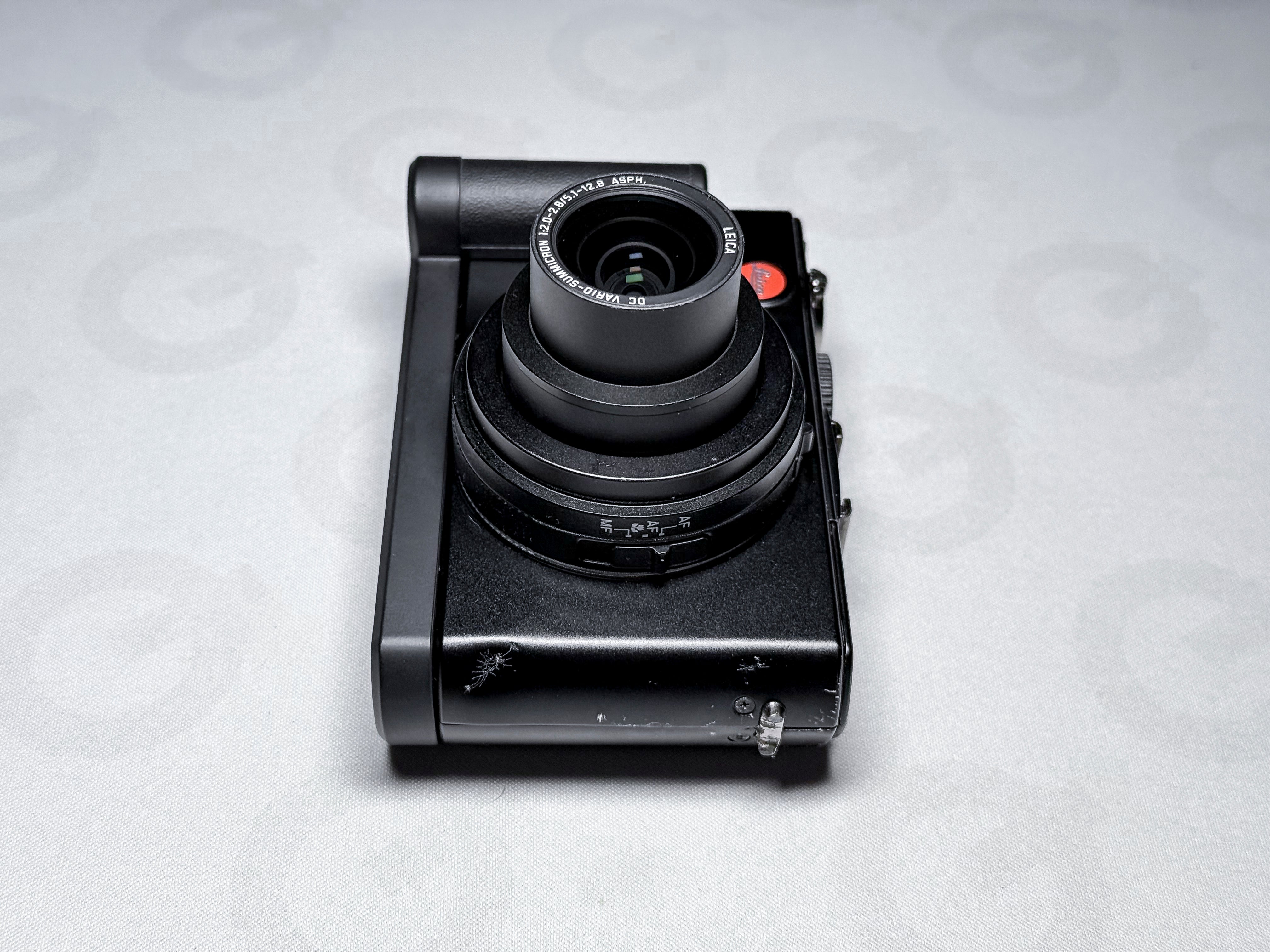 Leica D-Lux 4 + Grip CCD Summicron 24-60mm - 1 Year Warranty, Excellent DLUX 4