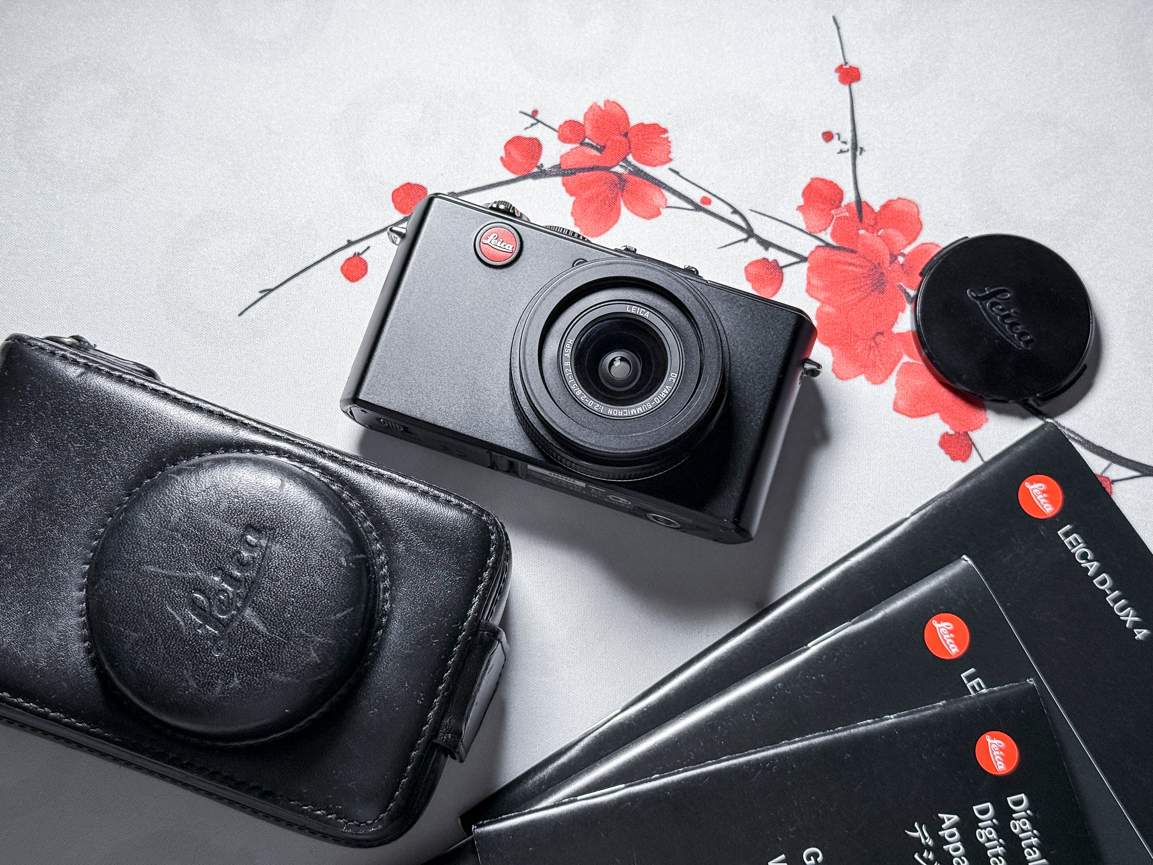Leica D-Lux 4 + Case CCD Summicron 24-60mm - 1 Year Warranty, Near Mint DLUX 4