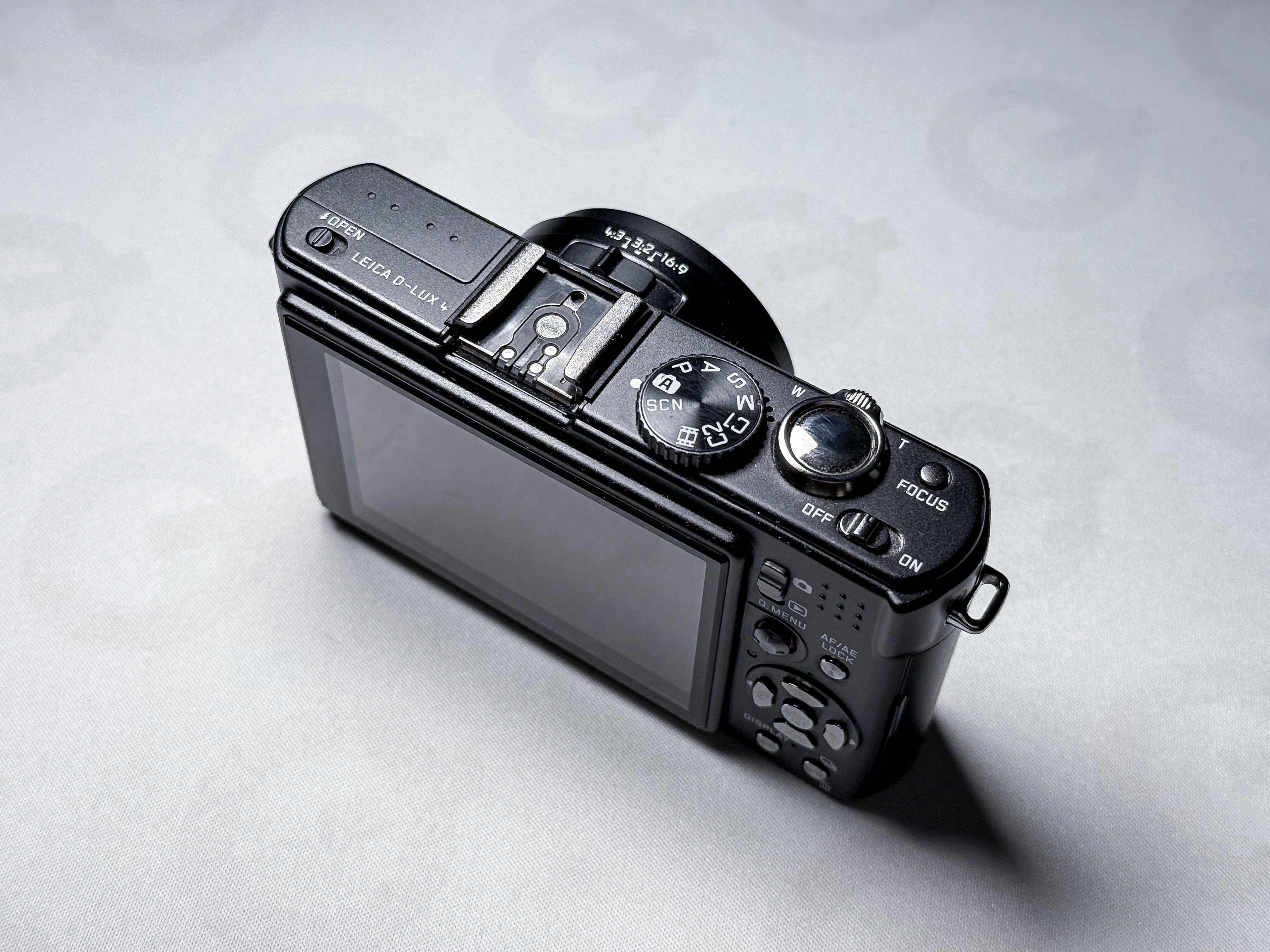 Leica D-Lux 4 + Case CCD Summicron 24-60mm - 1 Year Warranty, Near Mint DLUX 4