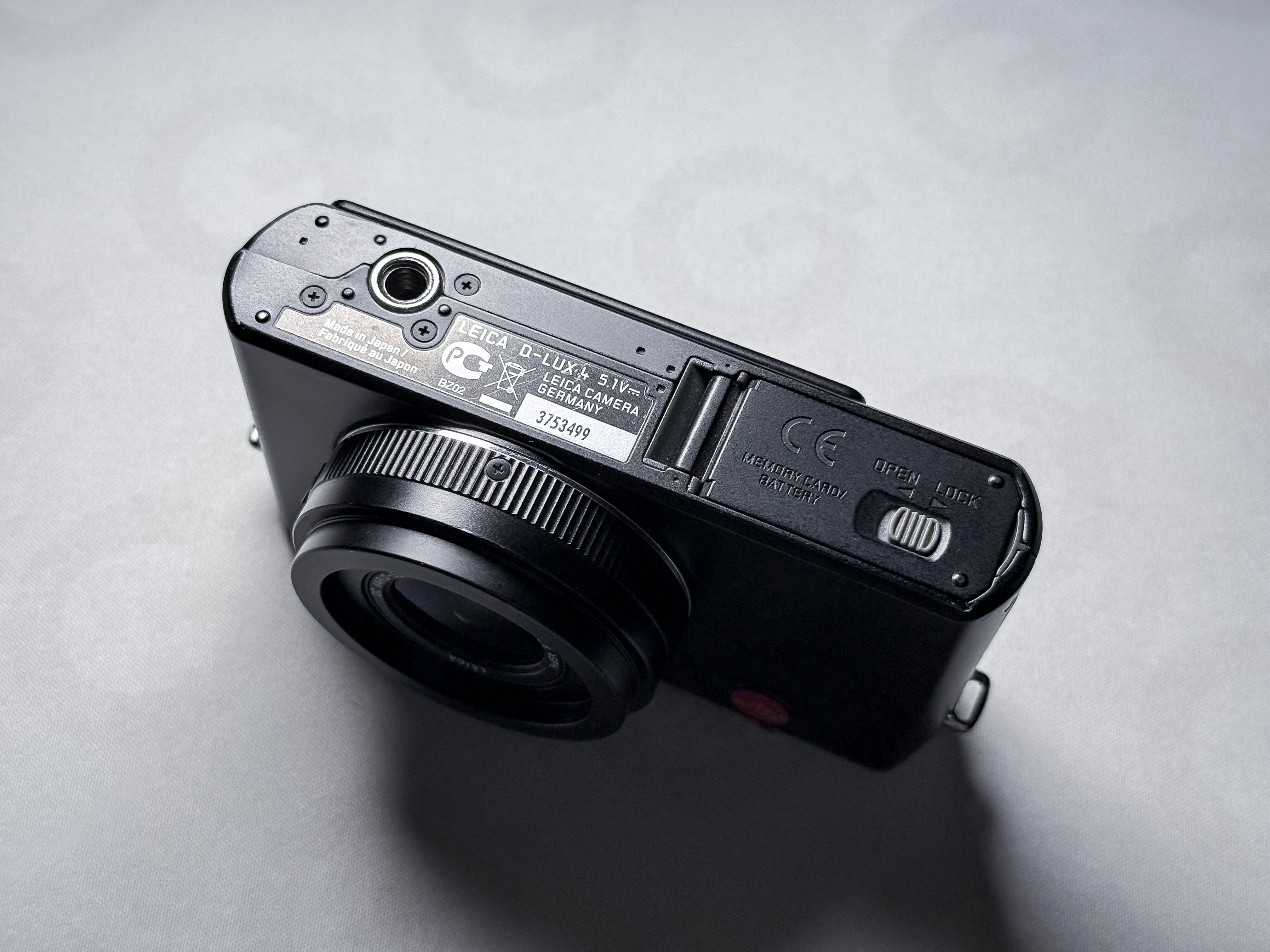 Leica D-Lux 4 + Case CCD Summicron 24-60mm - 1 Year Warranty, Near Mint DLUX 4