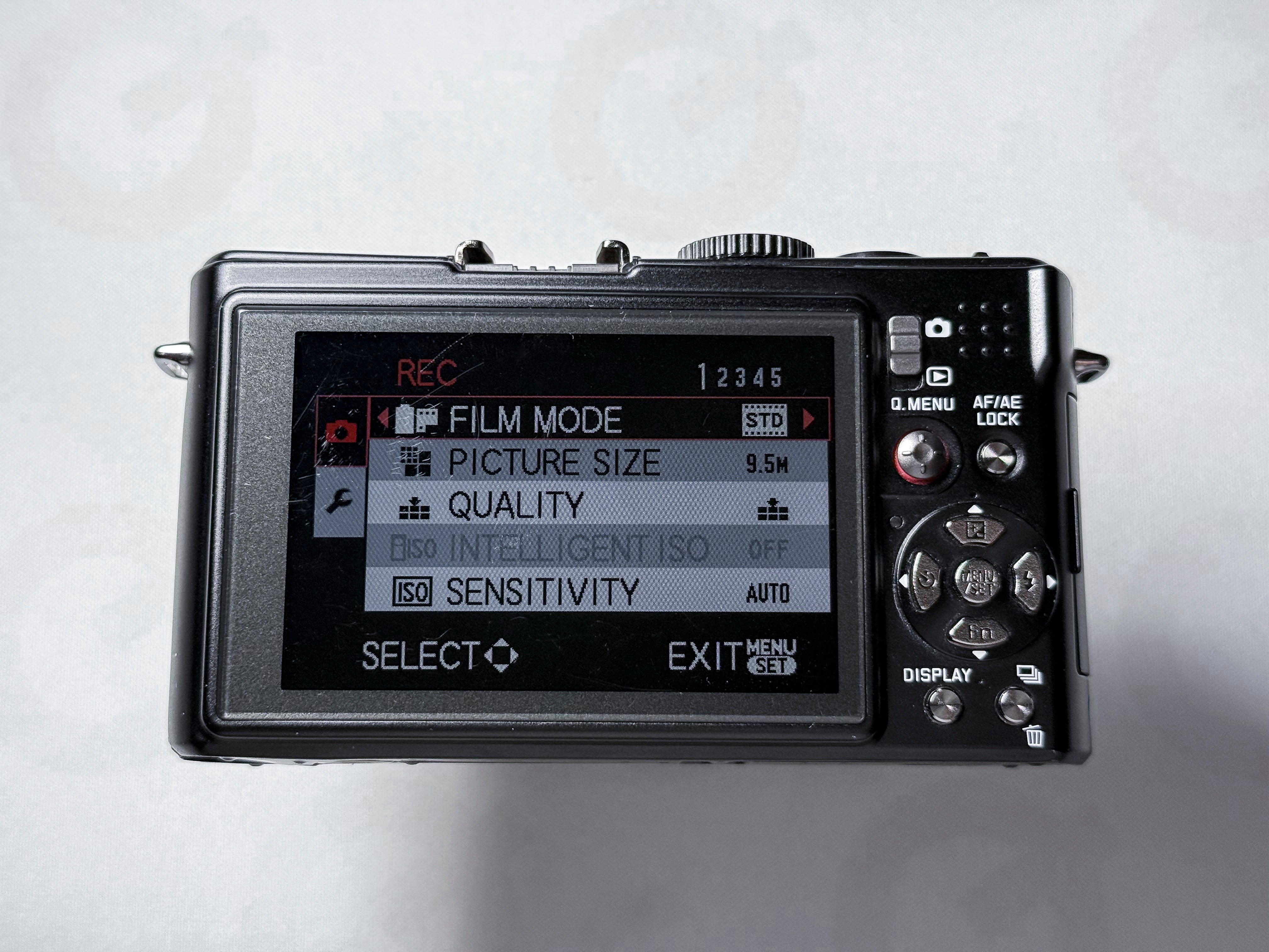 Leica D-Lux 4 + Case CCD Summicron 24-60mm - 1 Year Warranty, Near Mint DLUX 4