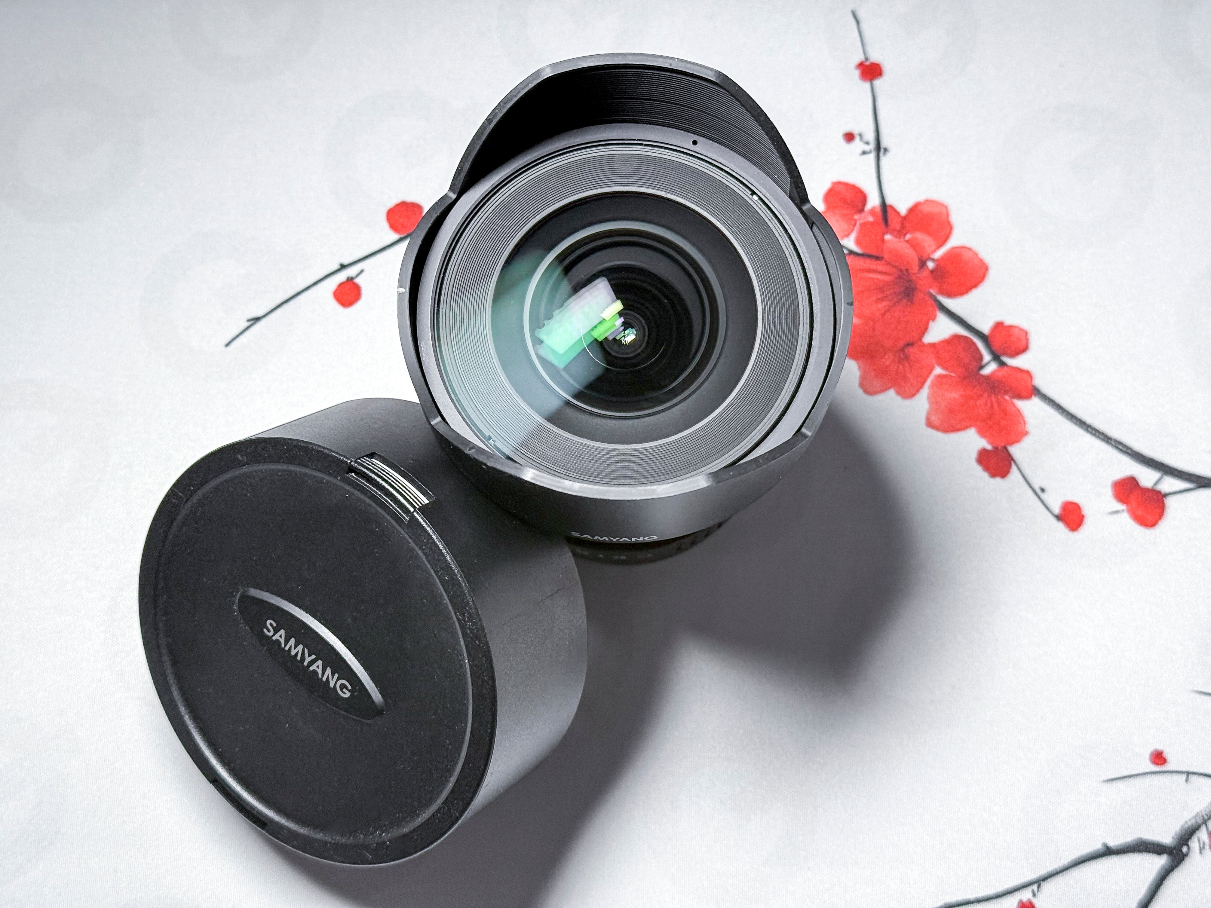 Samyang 14mm f/2.8 Ultra-wideangle lens for Canon EF EOS - Mint, Warranty